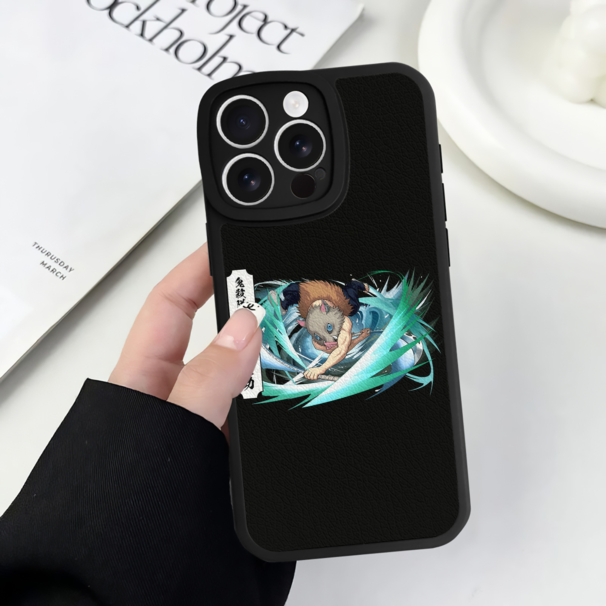 （画像用） 鬼滅の刃（きめつのやいば）嘴平 伊之助／はしびら いのすけ Hashibira Inosuke 【iPhone 16シリーズ対応】シリコンスマホケース（レザー調） 材質：シリコン